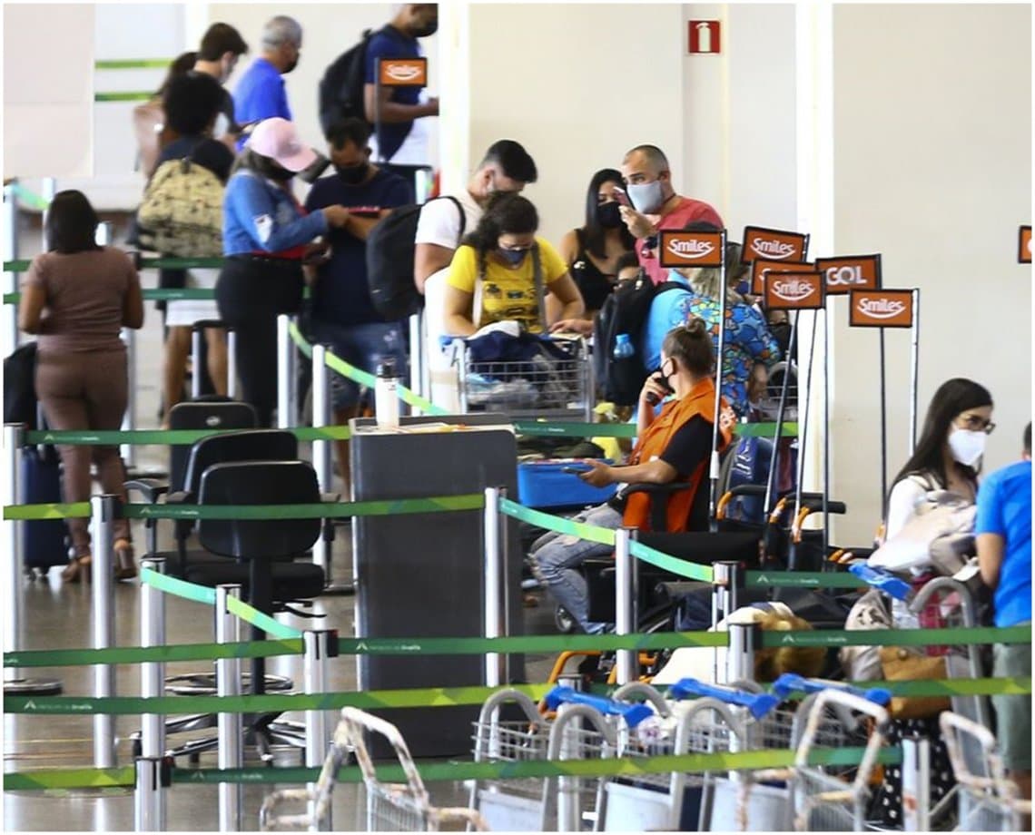 Anvisa decide retomar obrigatoriedade do uso de máscaras em aeroportos e aviões no Brasil