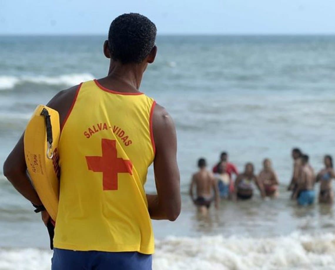 Homem morre afogado após passar mal no Porto da Barra