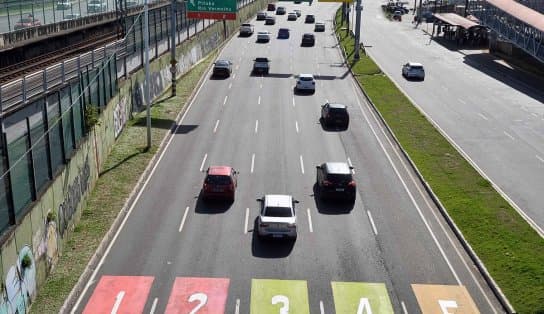 Imagem de Para tentar organizar trânsito na Paralela, Transalvador pinta nova sinalização; o que muda?  