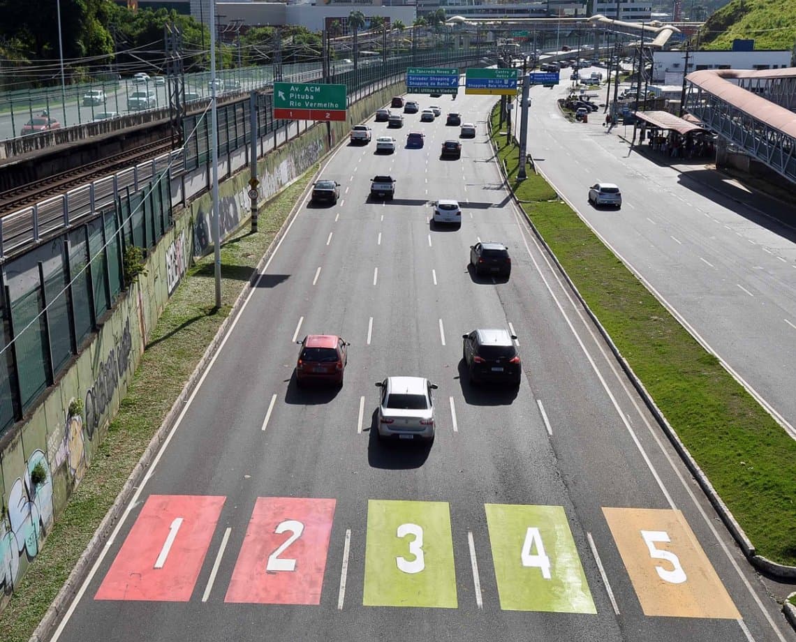 Para tentar organizar trânsito na Paralela, Transalvador pinta nova sinalização; o que muda?  