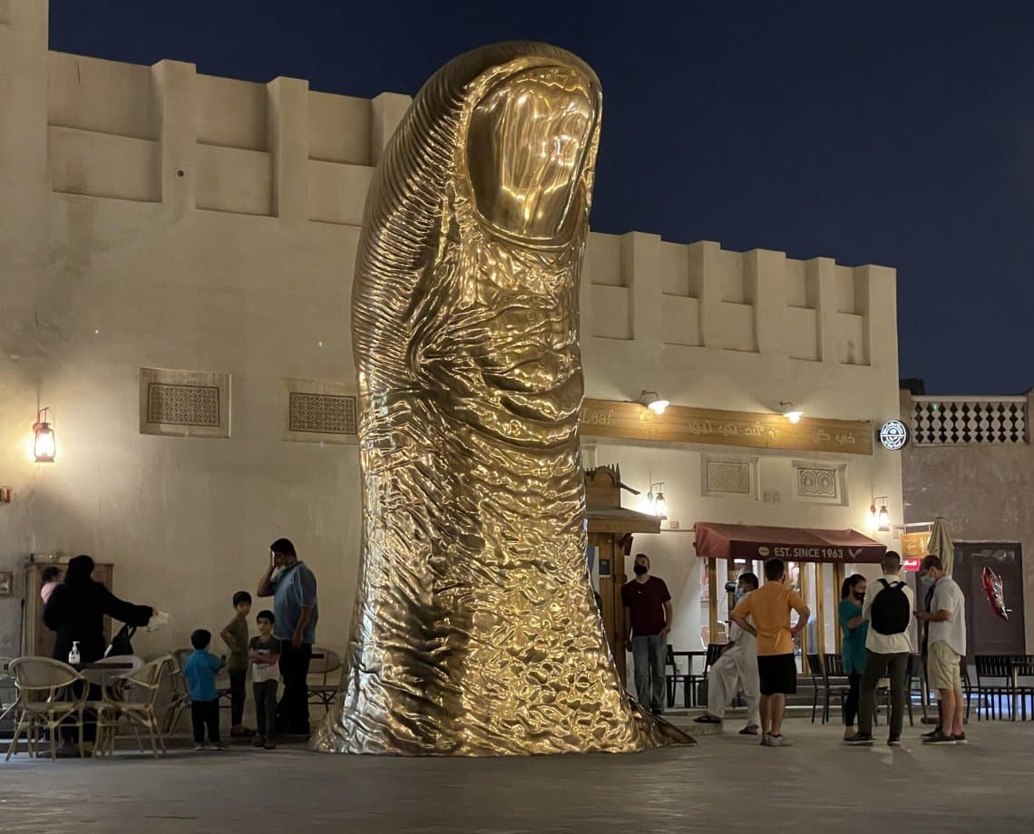 Copa do Qatar: a escultura de um polegar gigante em Doha faz referências a amputações de membros após roubos?