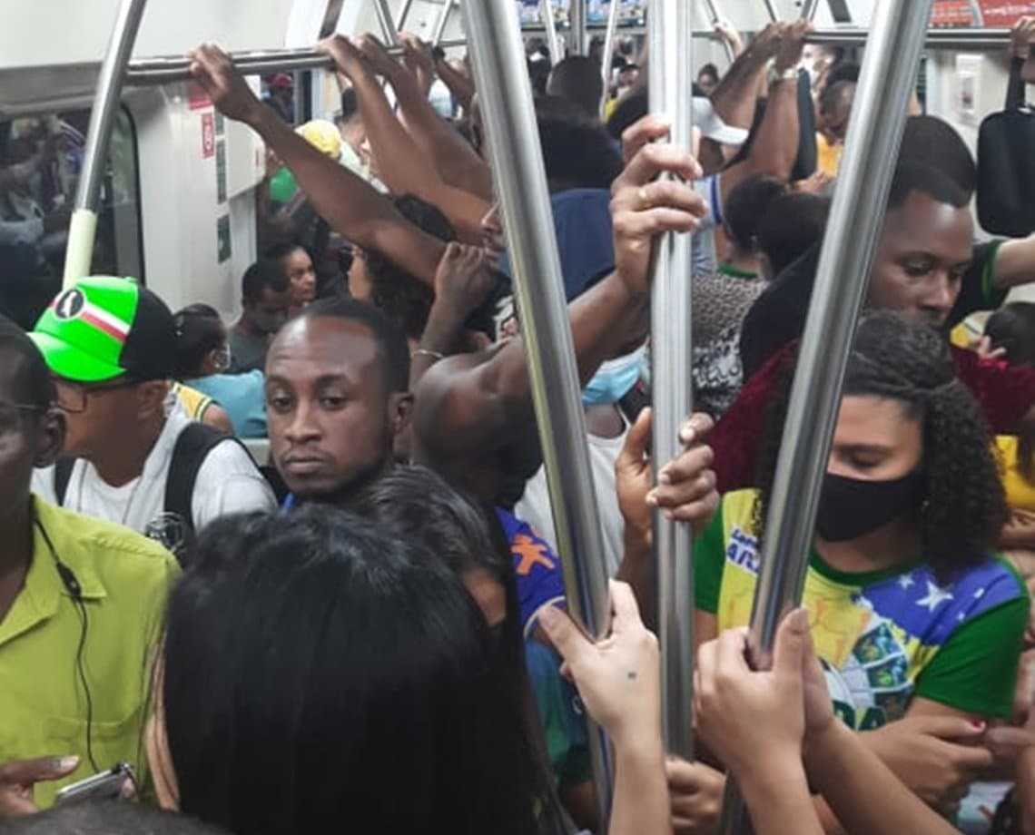 Linha do metrô para durante transmissão do jogo do Brasil e revolta passageiros 