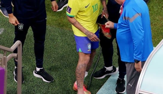 Imagem de Apesar da vitória do Brasil, Neymar tem lesão no tornozelo e imagem preocupa torcida