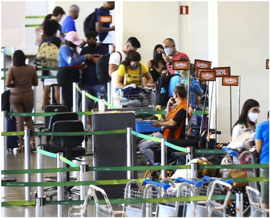 Uso de máscara em aeroportos volta a ser obrigatório a partir desta sexta-feira