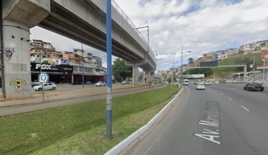 Imagem de Caminhão de produtos de limpeza tomba na Avenida Bonocô