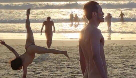 Imagem de Grupo pelado invade praia para alertar sobre câncer da pele; veja fotos