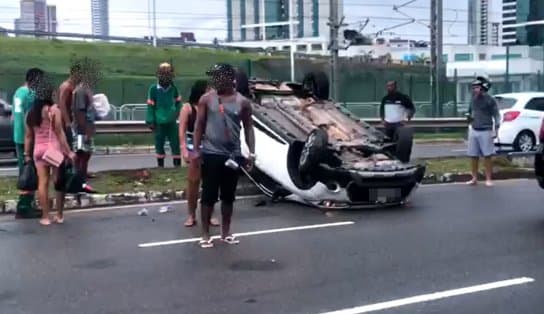 Imagem de Carro capota na Av. Tancredo Neves e deixa trânsito lento na região da rodoviária; ocupantes não se machucaram