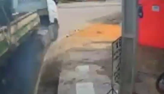 Imagem de Vídeo mostra momento em que carreta invade casa e mata mãe e filha na Bahia  