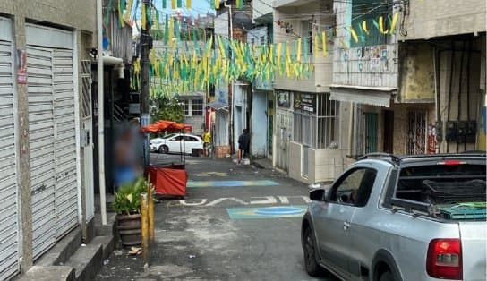 Imagem de Sobre bandeira do Brasil, homem é assassinado em Salvador e mãe se desespera  