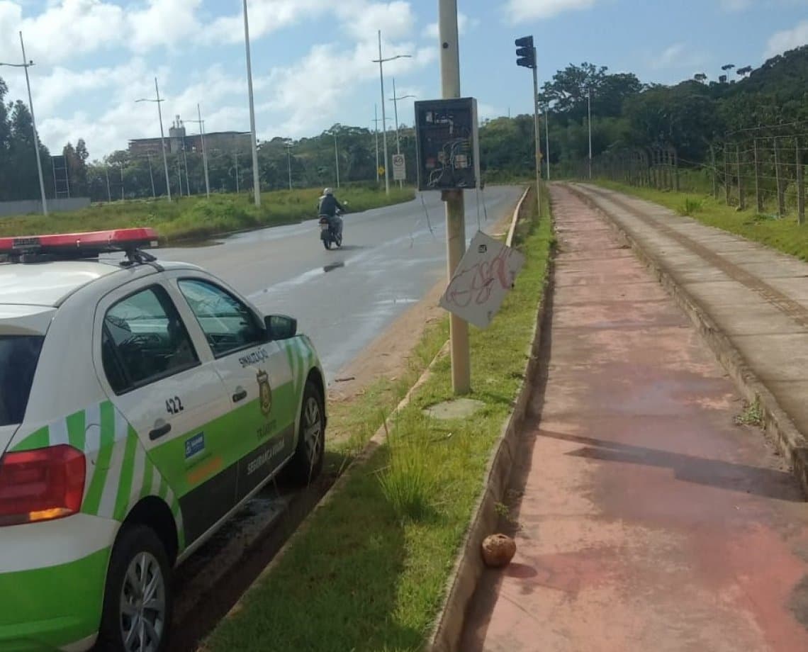 Moradores de Cajazeiras e motoristas protestam na Avenida 29 de Março após retornos serem bloqueados 