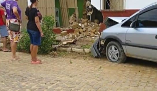 Imagem de Motorista perde controle de veículo, invade calçada e atinge uma casa na cidade de Maracás 