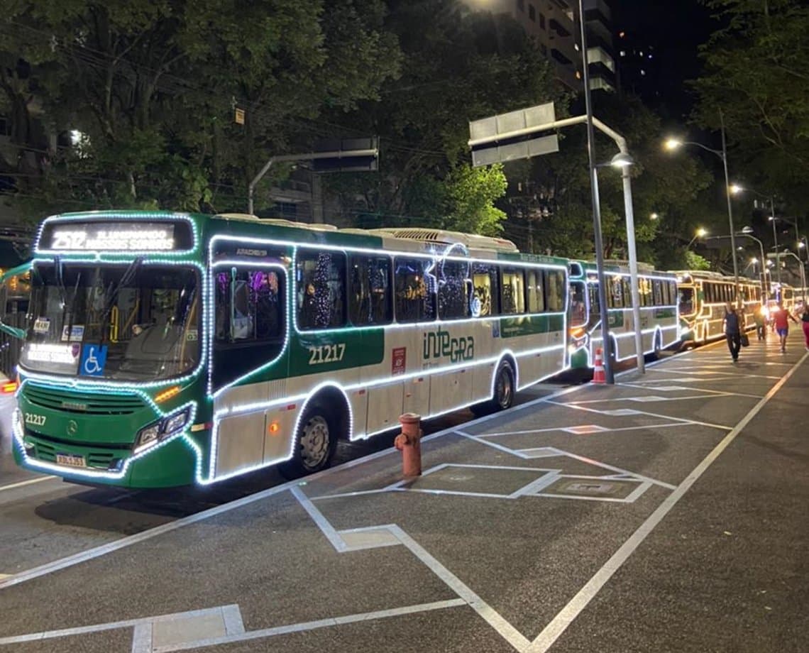 Trenó do Papai Noel ta diferente! ônibus de Salvador ganham decoração especial de Natal