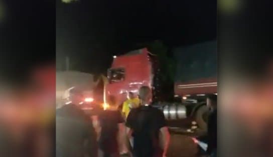 Imagem de Após ter caminhão apedrejado, motorista fura bloqueio, leva barraca e atropela uma manifestante em Rondônia