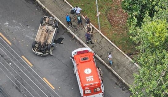 Imagem de Motorista perde controle da direção e carro capota na Avenida Garibaldi, em Salvador