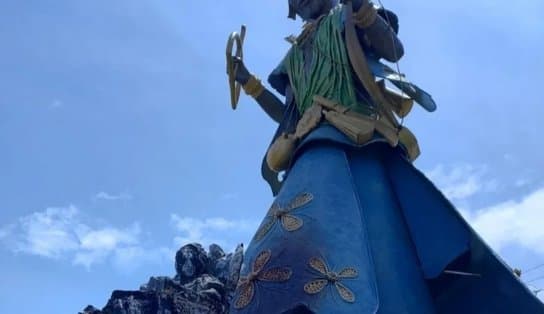 Imagem de Escultura de Mãe Stella de Oxóssi é alvo de incêndio em Salvador 