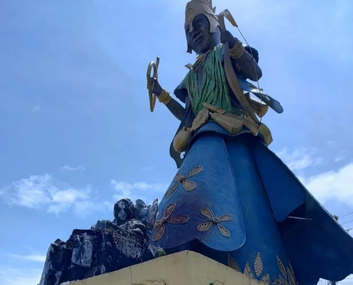 Escultura de Mãe Stella de Oxóssi é alvo de incêndio em Salvador 