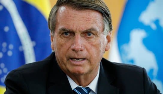 Imagem de Carlos publica foto que confirma infecção grave na perna de Bolsonaro; veja 