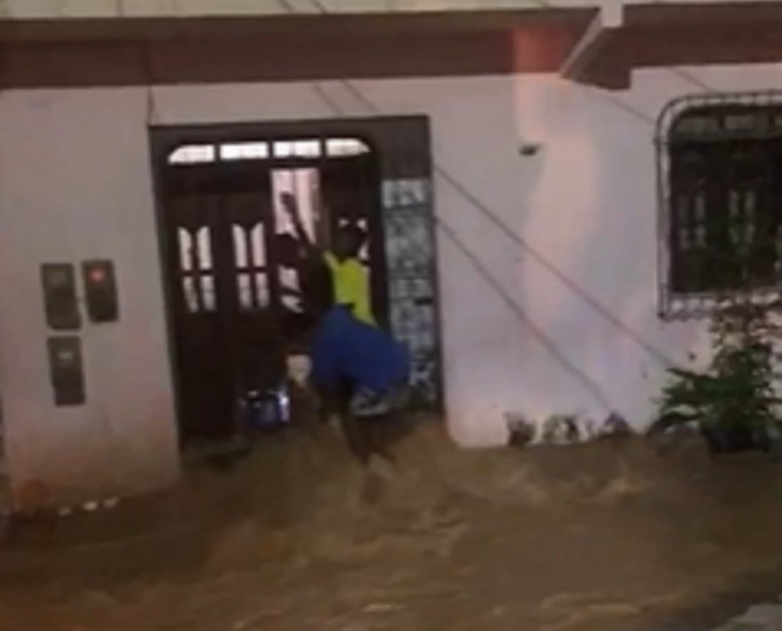 Chuvas na Bahia: rompimento de barragem deixa casas inundadas em Wenceslau Guimarães