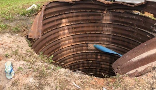 Imagem de Para tentar fugir de sequestro, motorista de aplicativo cai em buraco; veja vídeo