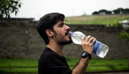 Imagem de Altas temperaturas do verão favorecem surgimento de pedras nos rins; saiba como se prevenir