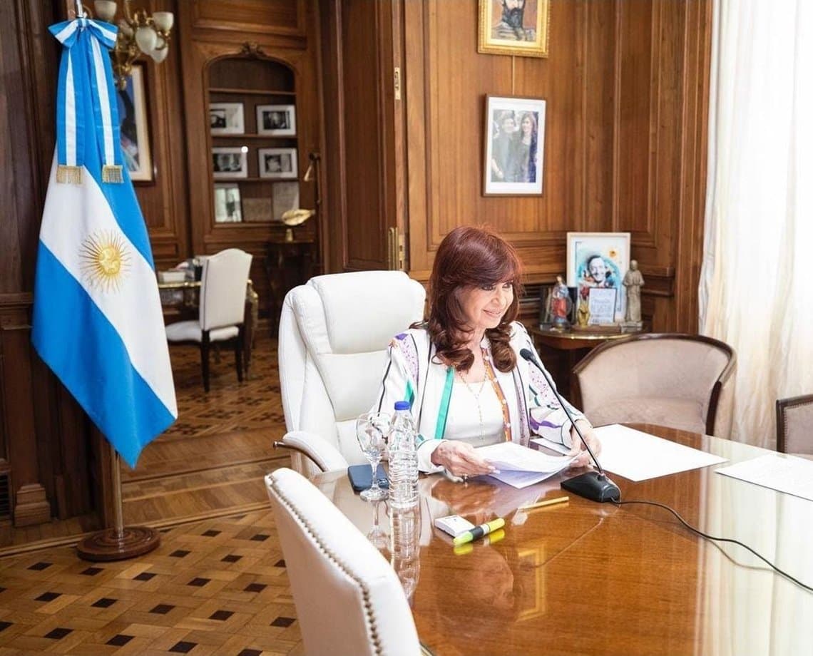 Cristina Kirchner é condenada a 6 anos de prisão por corrupção e se compara a Lula