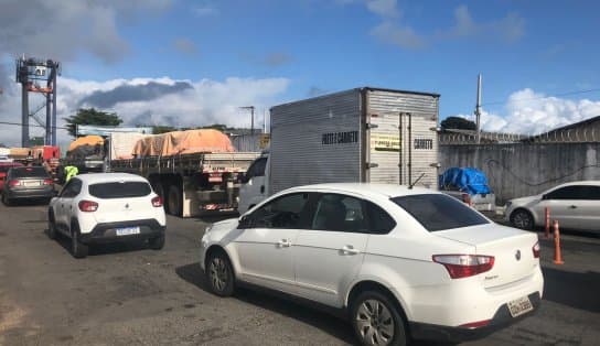 Imagem de Caminhoneiros protestam após suspensão de travessia no ferry