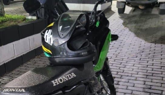 Imagem de PM prende criminoso, apreende arma e recupera motocicleta roubada na RMS