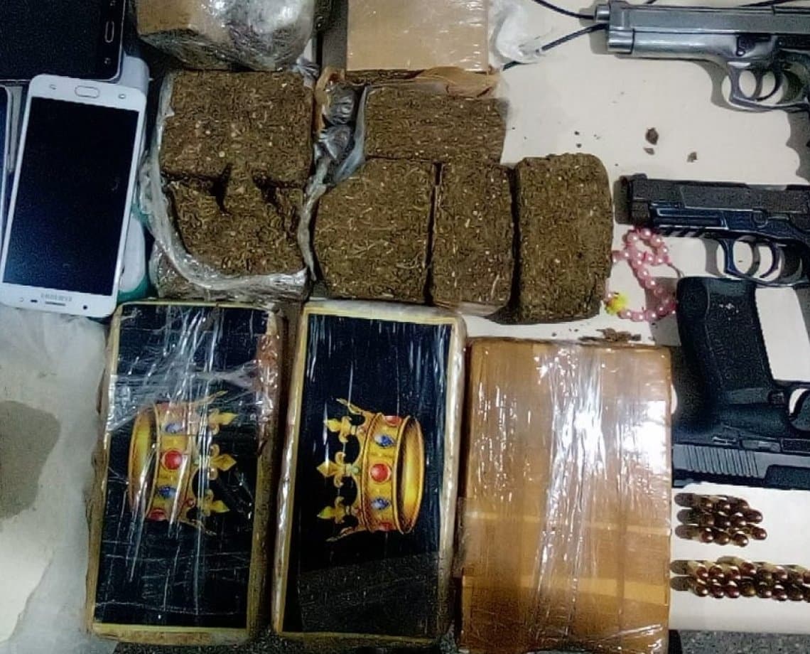 Armas e 7 kg de drogas são encontradas com suspeitos de tráfico na Bahia