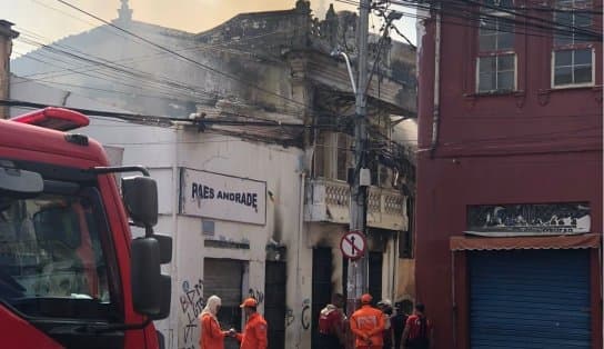 Imagem de Incêndio atinge casarão na Baixa dos Sapateiros, em Salvador 