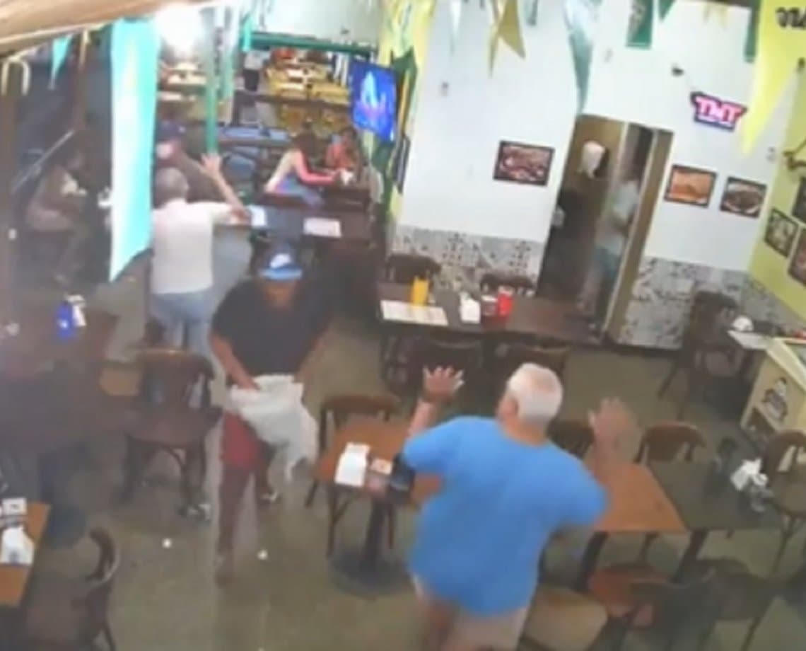 Bandidos promovem "arrastão" em bar no bairro da Pituba; veja vídeo