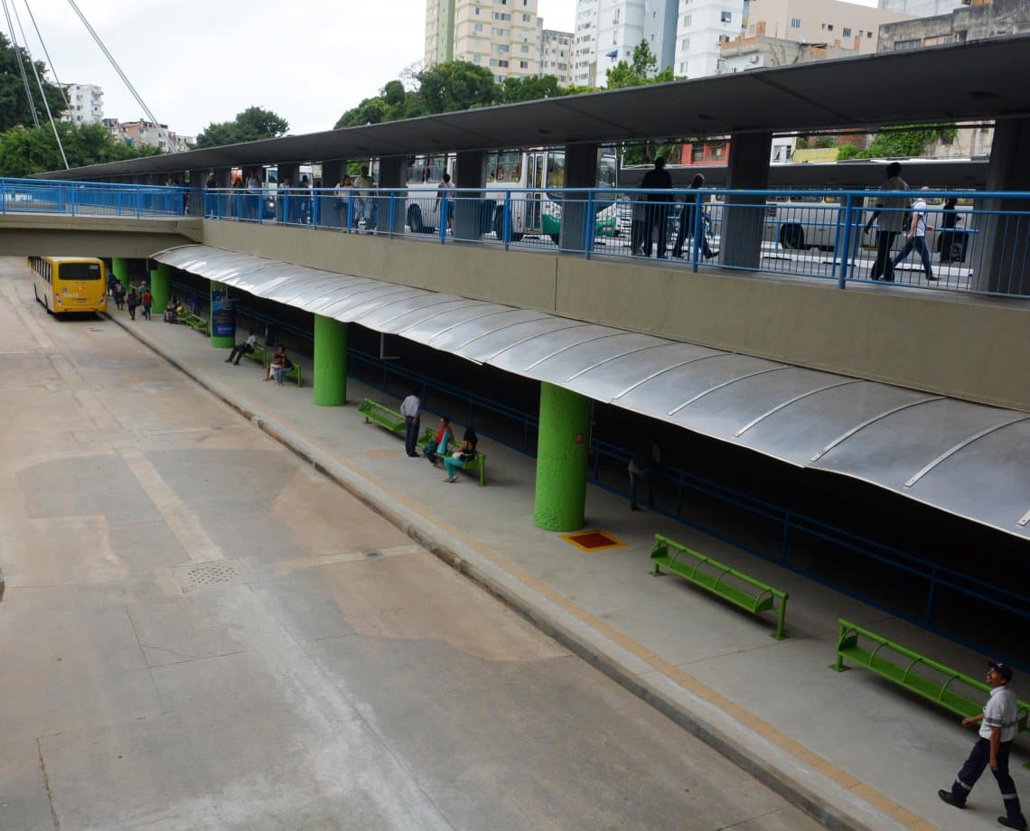 Cratera se abre no subsolo da Estação da Lapa; linhas têm pontos de embarque modificados