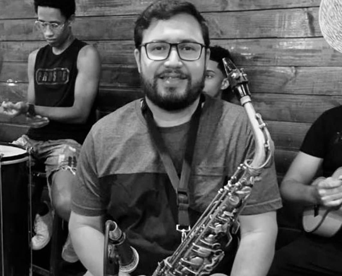 Saxofonista morre após ser espancado em praça de Camaçari