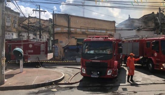 Imagem de Imóveis atingidos por incêndio são demolidos na Baixa dos Sapateiros 