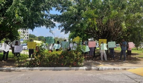 Imagem de Pacientes com problemas renais protestam em frente à Sesab e pedem unidade de diálise