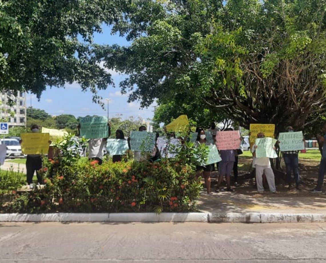 Pacientes com problemas renais protestam em frente à Sesab e pedem unidade de diálise