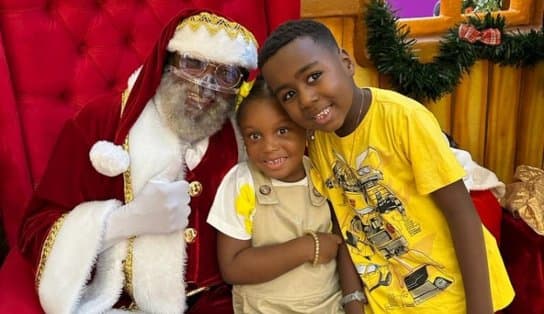 Imagem de Papai Noel negro viraliza após reação acalorada de criança: "Papai Noel da minha cor, que legal!"