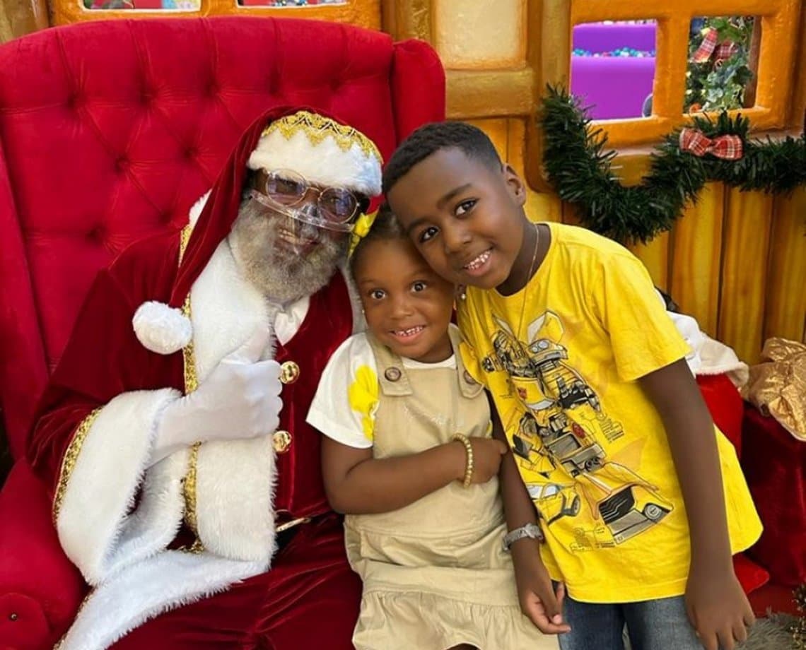 Papai Noel negro viraliza após reação acalorada de criança: "Papai Noel da minha cor, que legal!"