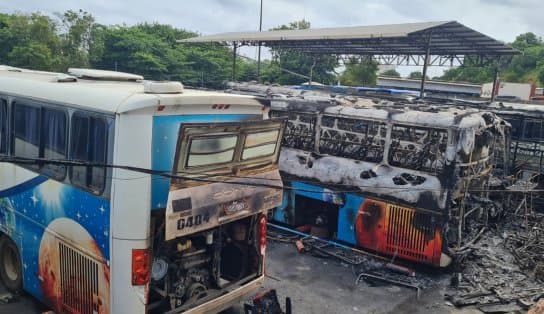 Imagem de Ônibus são atingidos por incêndio em garagem próxima a Rodoviária de Salvador; veja vídeo