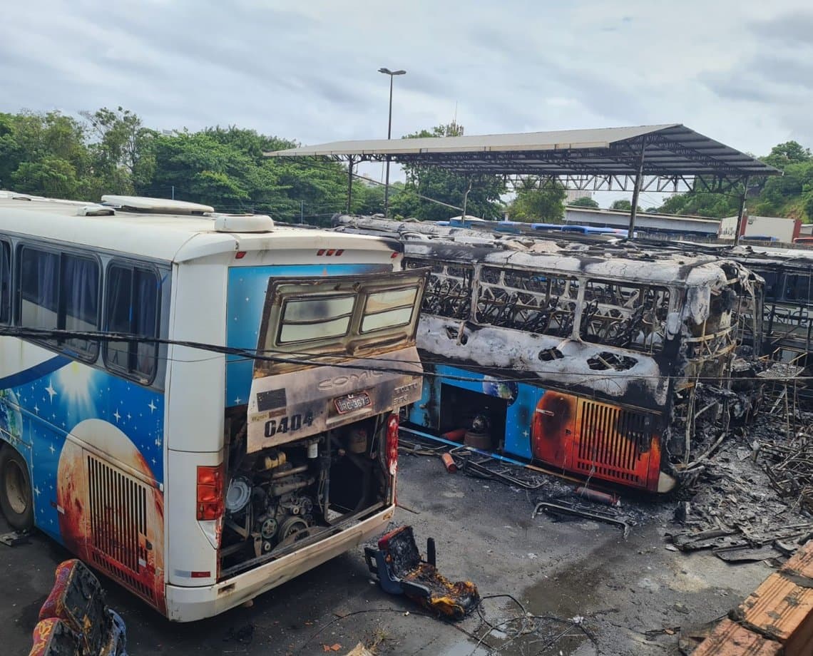 Ônibus são atingidos por incêndio em garagem próxima a Rodoviária de Salvador; veja vídeo