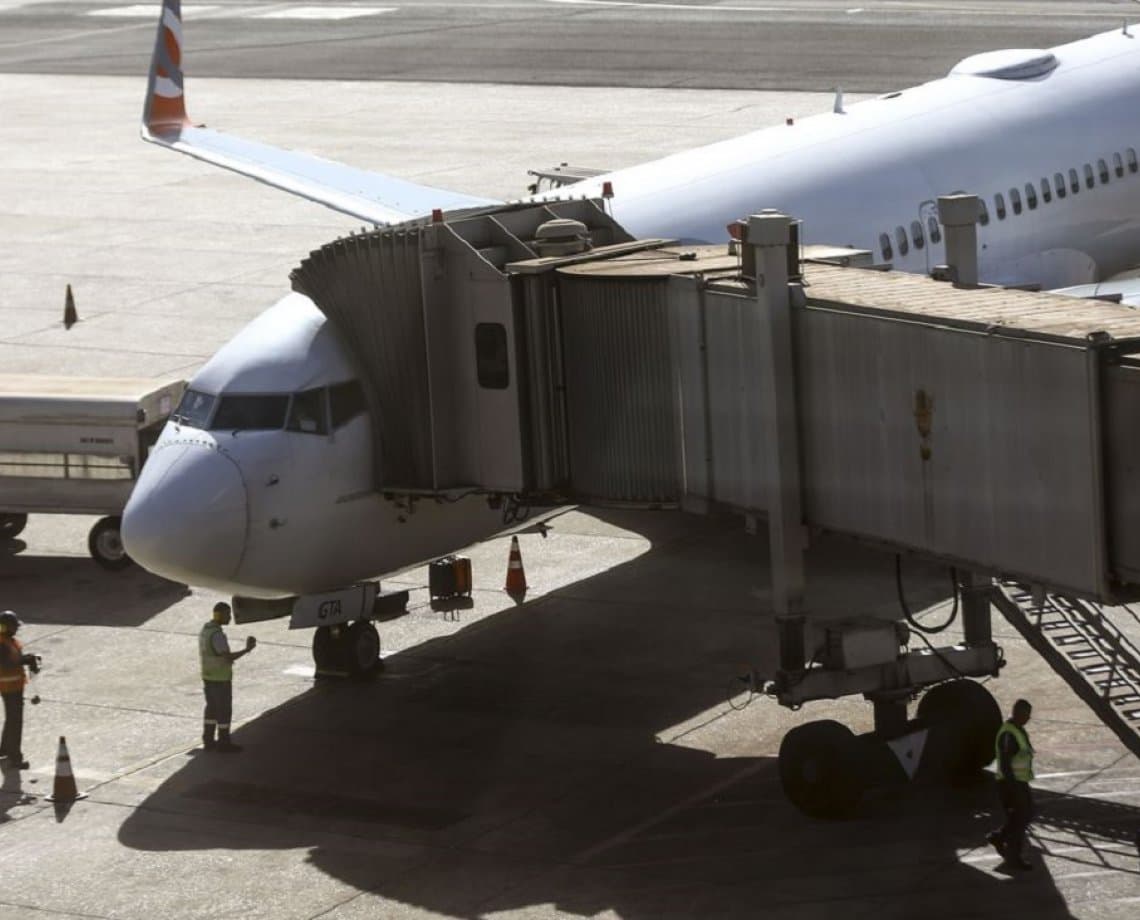 Pilotos decretam greve para segunda-feira e medida deve gerar atrasos em aeroportos 