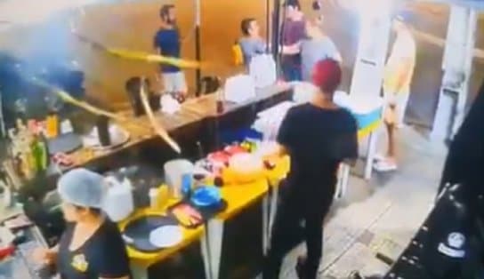 Imagem de Em troca de tiros, dono de bar mata PM e perde a mãe; veja vídeo