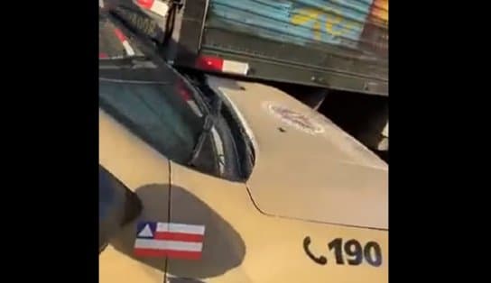 Imagem de Caminhão desgovernado atinge viatura da PM em Salvador; veja vídeo