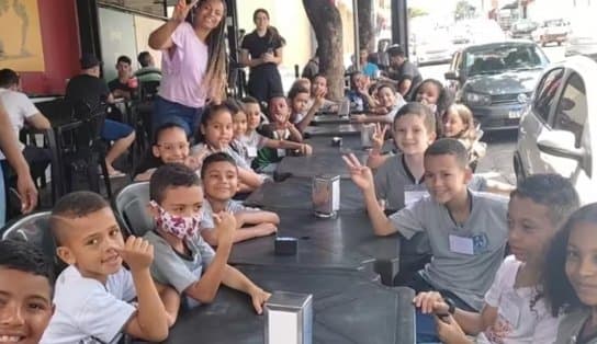 Imagem de Professora pede desconto e dono de restaurante dá refeição completa e gratuita a alunos de escola carente; vídeo