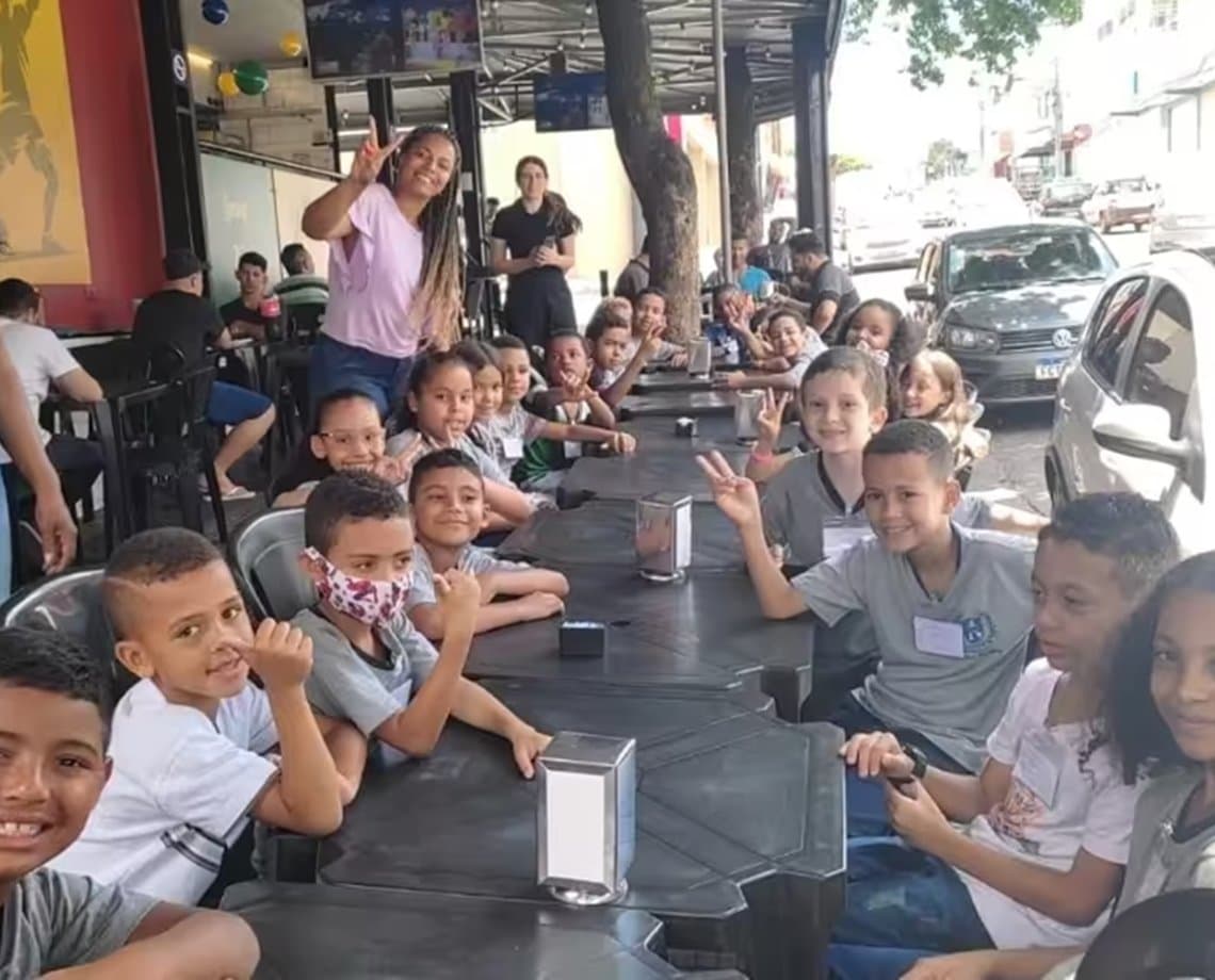 Professora pede desconto e dono de restaurante dá refeição completa e gratuita a alunos de escola carente; vídeo