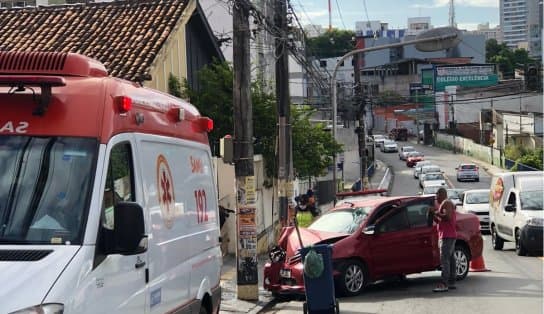 Imagem de Idoso passa mal, perde controle da direção de carro e colide veículo com poste em Brotas