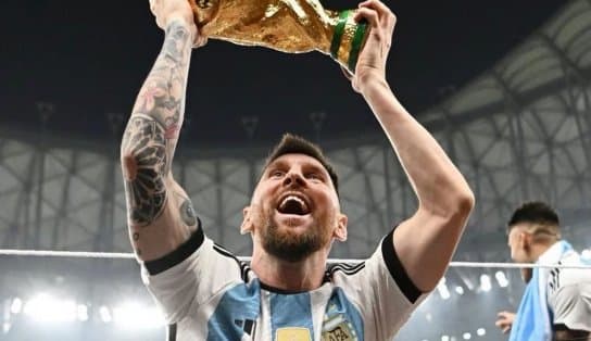 Imagem de Messi dedica taça da Copa do Mundo a Maradona: "torceu por nós lá do céu"