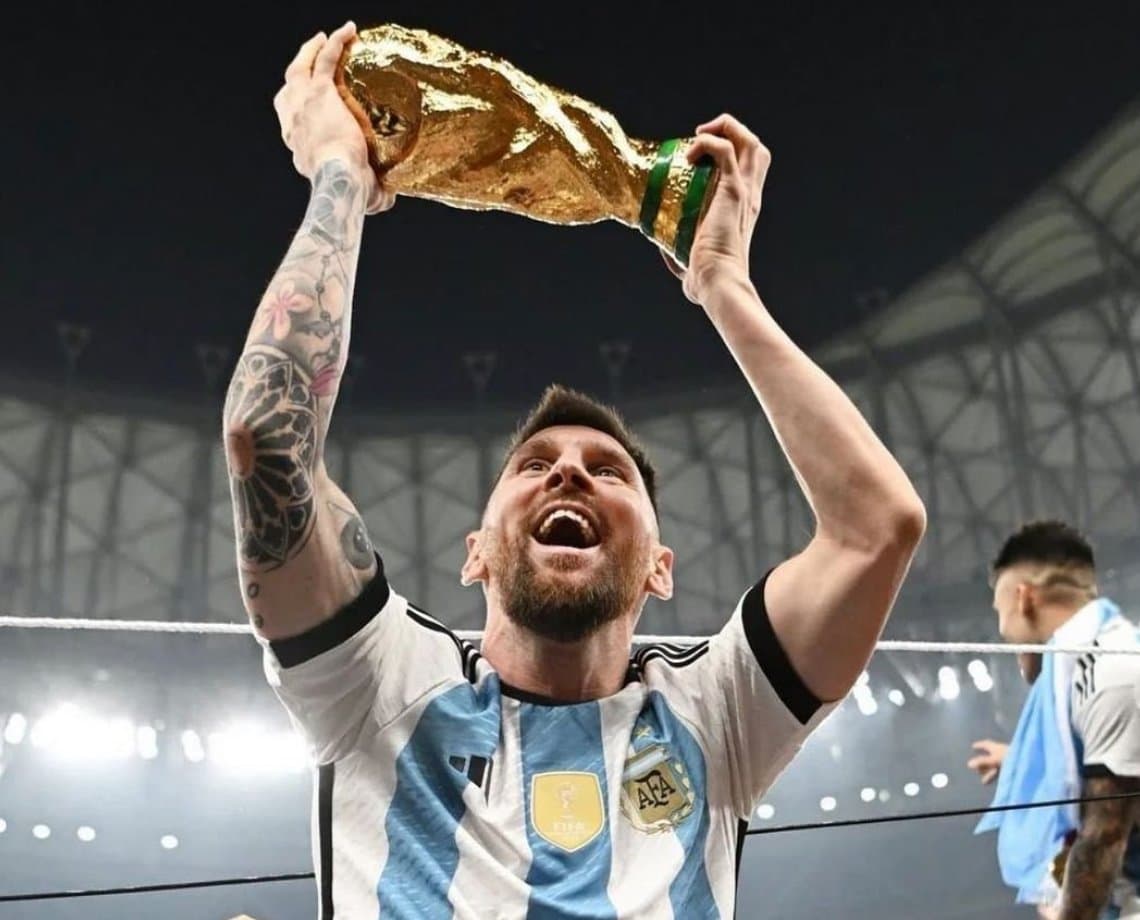 Messi dedica taça da Copa do Mundo a Maradona: "torceu por nós lá do céu"