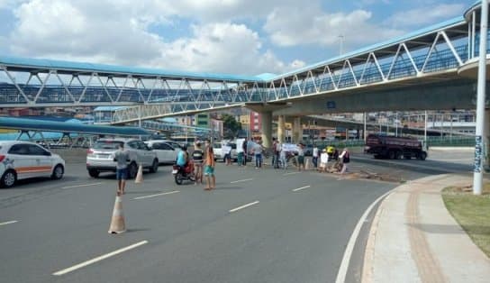 Imagem de Protesto trava Avenida Tancredo Neves, na altura do Shopping da Bahia