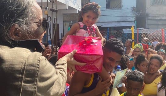 Imagem de Crianças e chefes de famílias recebem 300 brinquedos e cestas básicas em ação de natal