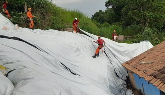 Imagem de Chuvas: bombeiros colocam lona em encostas para evitar deslizamentos em Medeiros Neto 